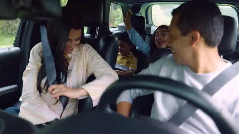 Famille heureuse dans une voiture