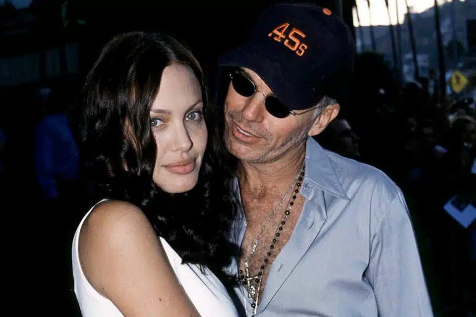 Photo de Billy Bob Thornton et Angelina Jolie souriants ensemble durant leur mariage