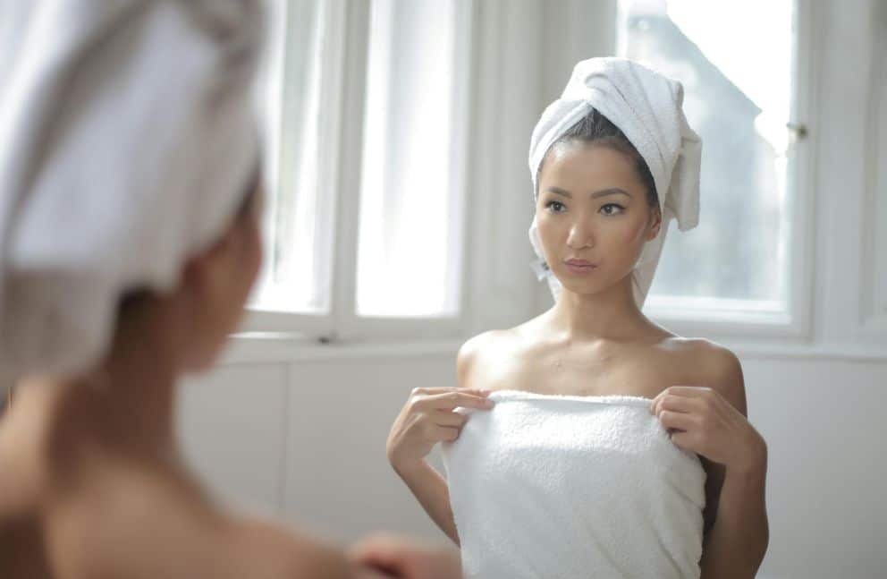 Femme enroulée dans une serviette de bain