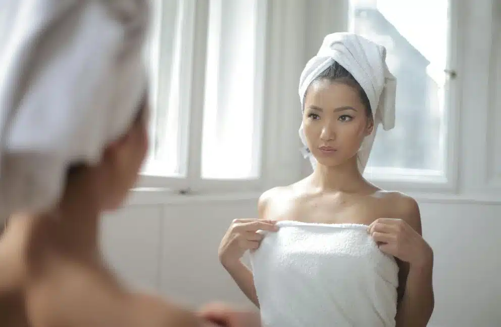 Femme enroulée dans une serviette de bain