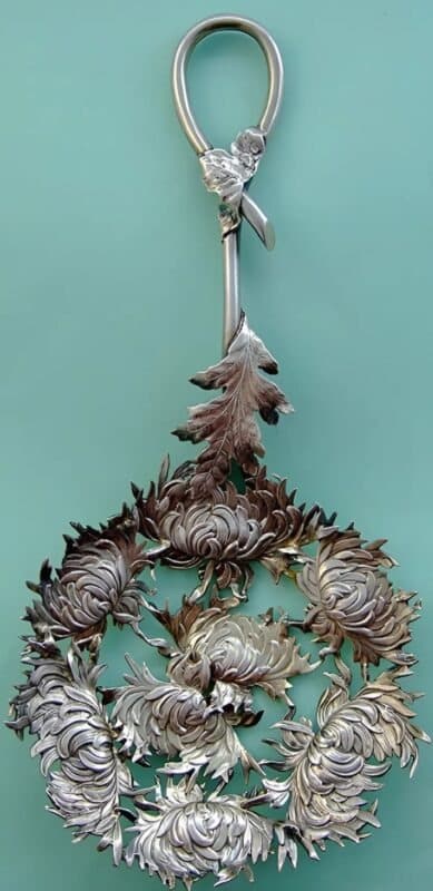 Cuillère ancienne au design délicat et incurvé