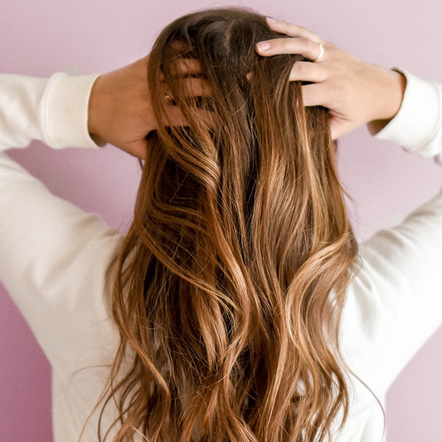 Femme aux cheveux brillants