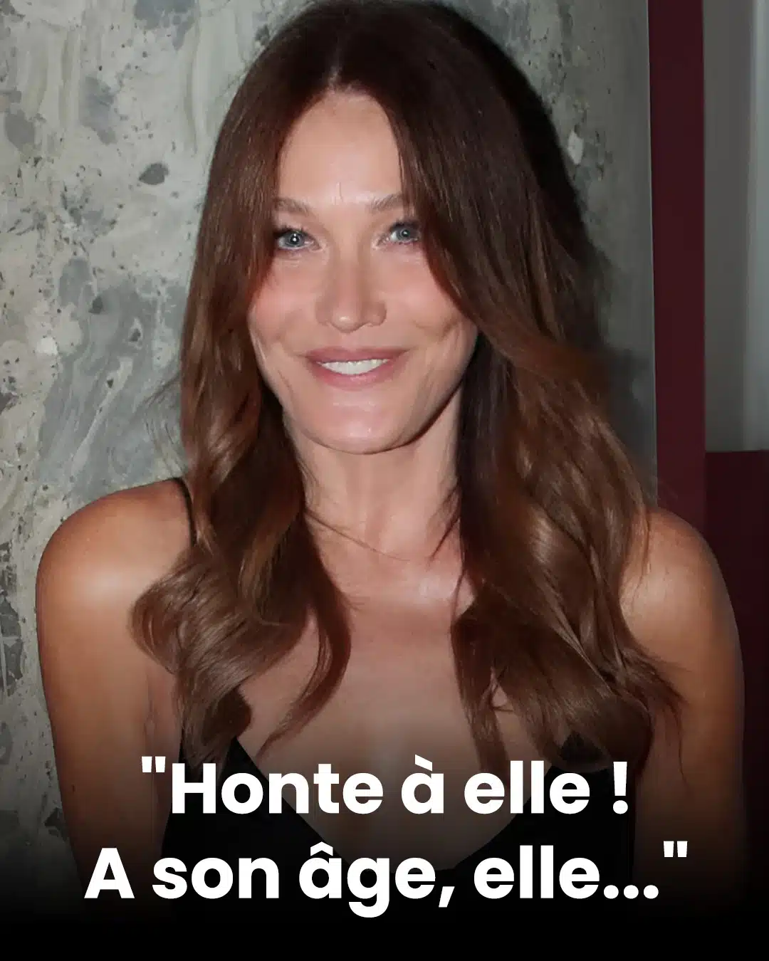 Carla Bruni-Sarkozy met en valeur ses jambes élancées avec un accessoire irrésistible à la Fashion Week de Paris