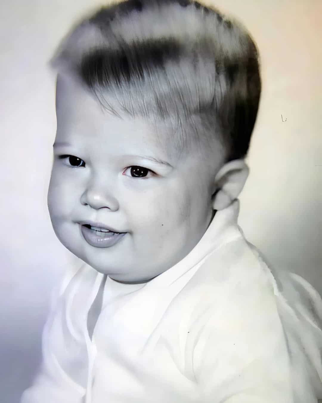 Ce petit garçon est devenu plus tard l’une des stars les plus célèbres d’Hollywood. Pouvez-vous deviner qui c’est ?