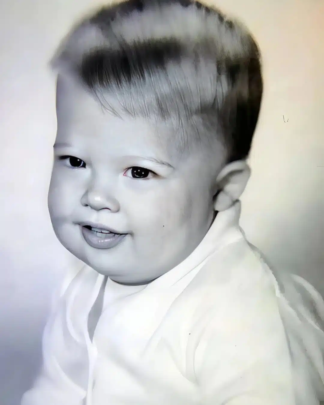Ce petit garçon est devenu plus tard l’une des stars les plus célèbres d’Hollywood. Pouvez-vous deviner qui c’est ?