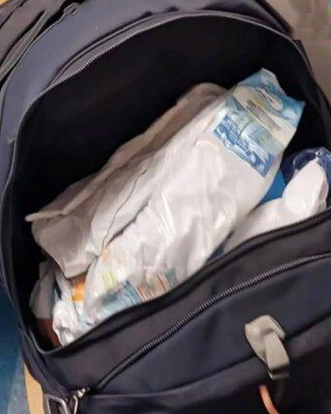 Ce qui m’a poussée à suivre mon fils après l’école, après avoir découvert des couches dans son sac