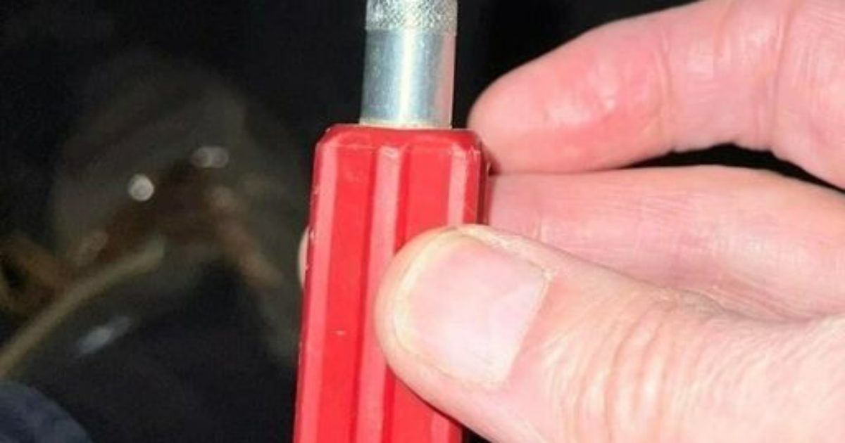 C'est un triangle métallique avec une poignée en plastique sur le dessus. Qu'est-ce que cela pourrait bien être ?