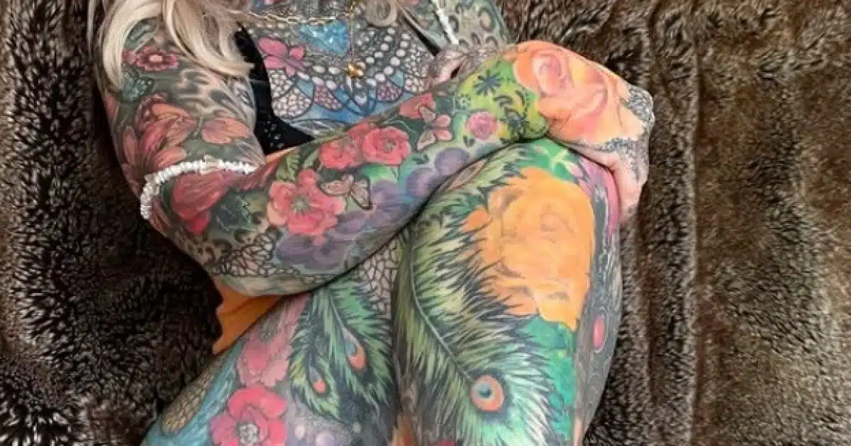 Cette grand-mère révèle à quoi elle ressemblait avant les tatouages sur tout le corps