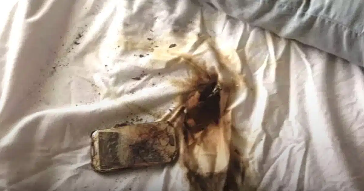 Cette habitude courante avec votre smartphone pourrait incendier votre maison pendant votre sommeil.