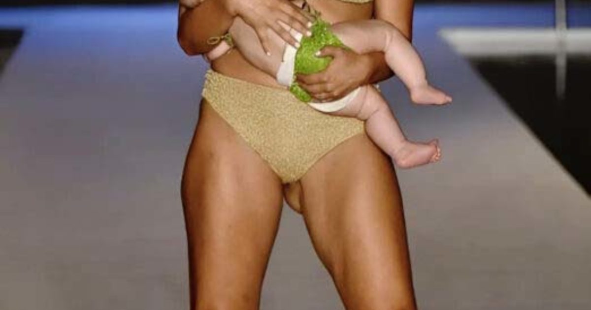 Cette mannequin allaite son enfant durant un défilé