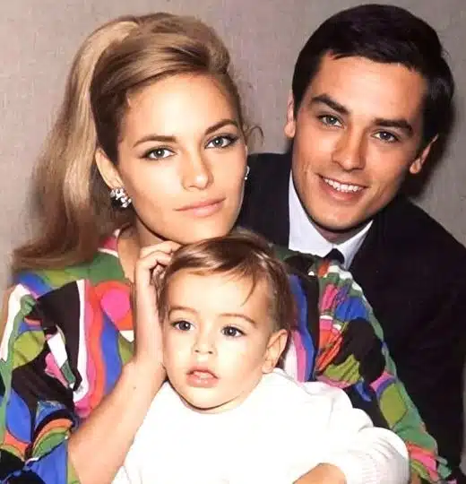 "Ceux qui vantent la beauté d’Alain Delon n’ont clairement jamais vu son fils aîné : il est encore plus beau que son père ! »