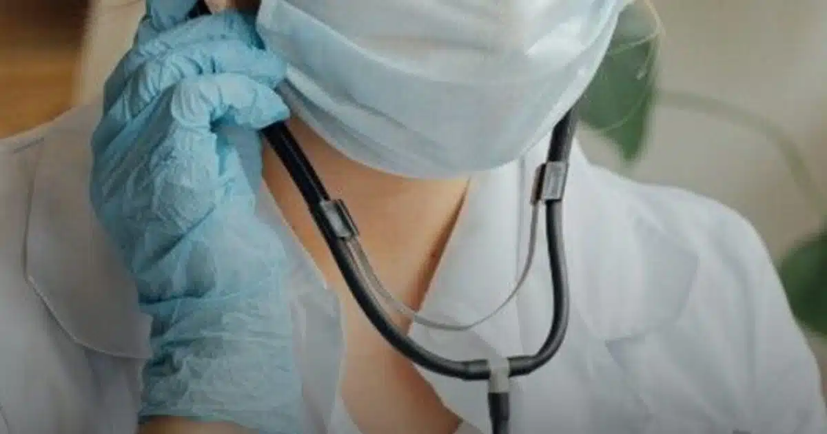 Chaque année, des millions de Français passent cet examen médical, suspecté d'être lié à 5 % des cas de cancer ; un médecin fait le point