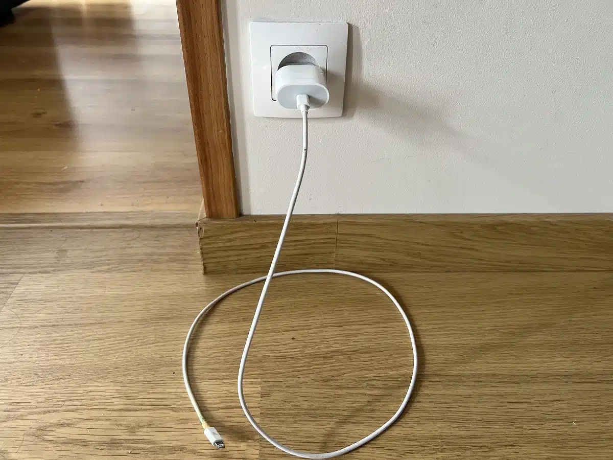Chargeur accessible dans une prise murale basse