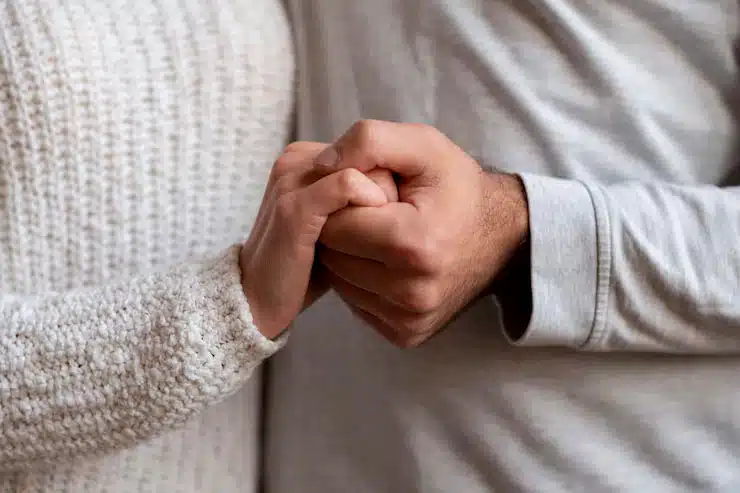 Mains entrelacées avec tendresse