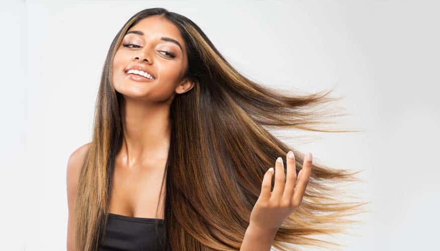 Femme aux cheveux longs et brillants