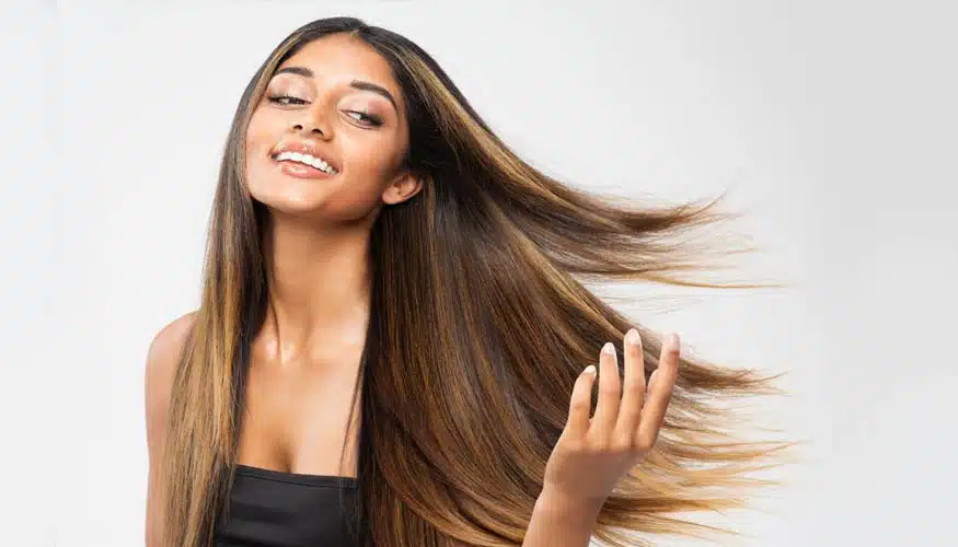 Femme aux cheveux longs et brillants
