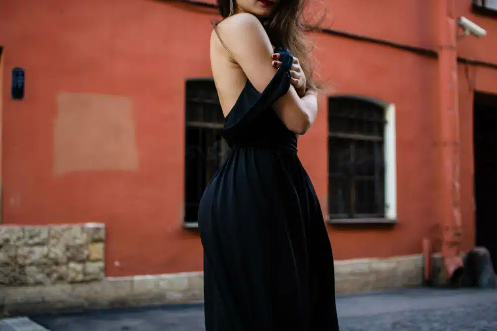 Comment accessoiriser une tenue noire pour sortir