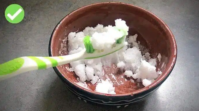 Préparation d'une pâte de bicarbonate de soude pour le blanchiment dentaire