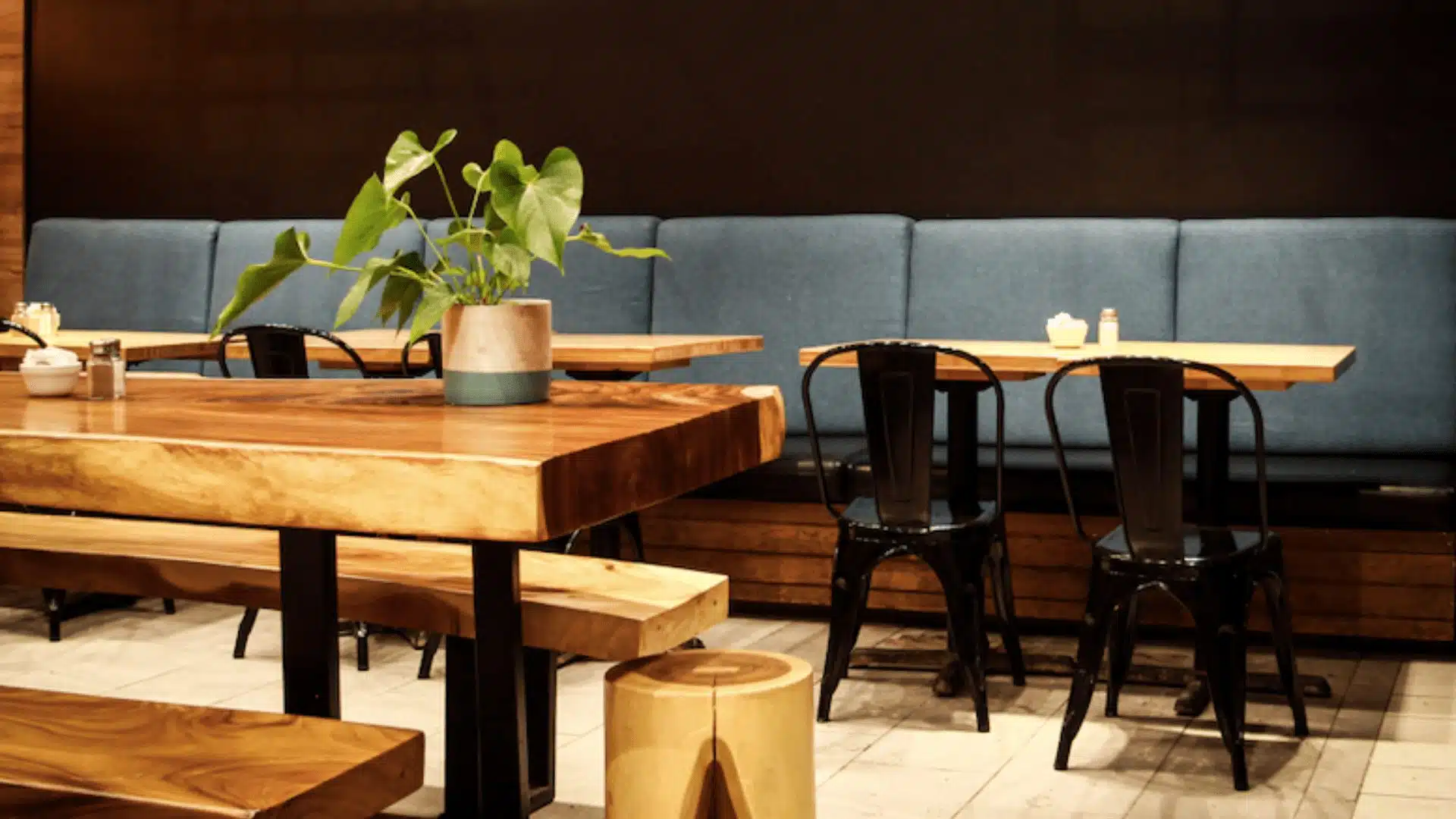 Intérieur chaleureux d'un café, avec des tables en bois et une ambiance propice aux confidences