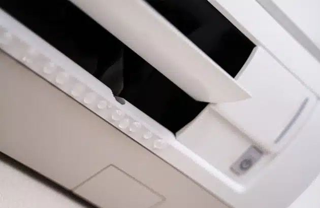 Climatiseur mal installé provoquant une fuite
