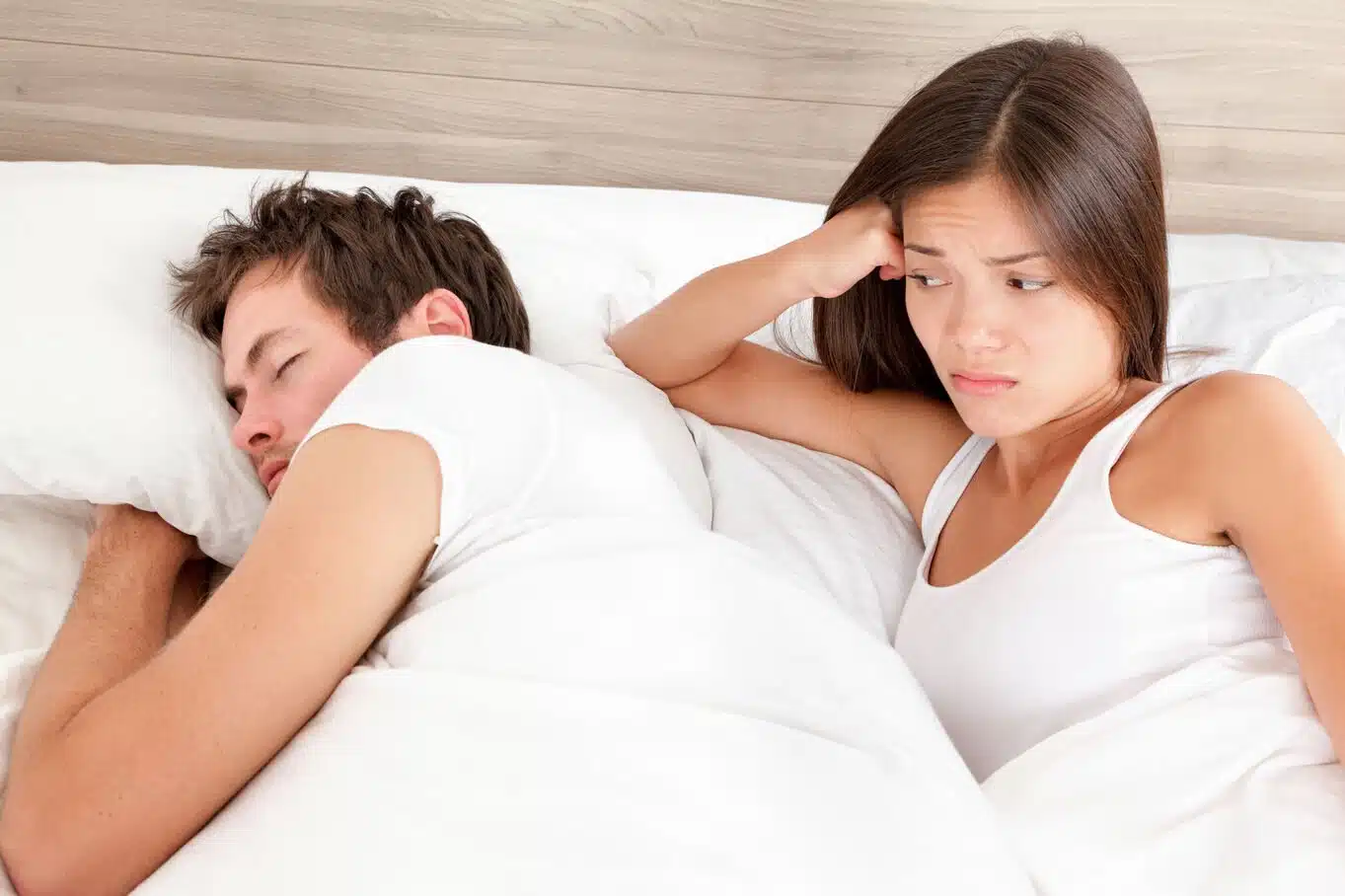 Couple partageant un moment complice