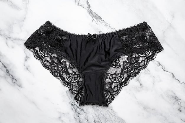 Culotte en soie noire avec dentelle délicate