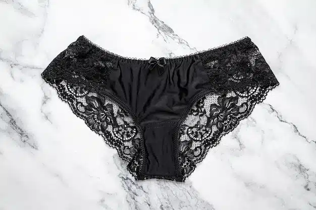 Culotte en soie noire avec dentelle délicate