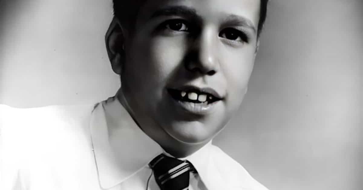 Dans son enfance, ses parents le traitaient d’idiot. Pourtant, il a su tracer sa route jusqu’à devenir l’un des chouchous du grand public.