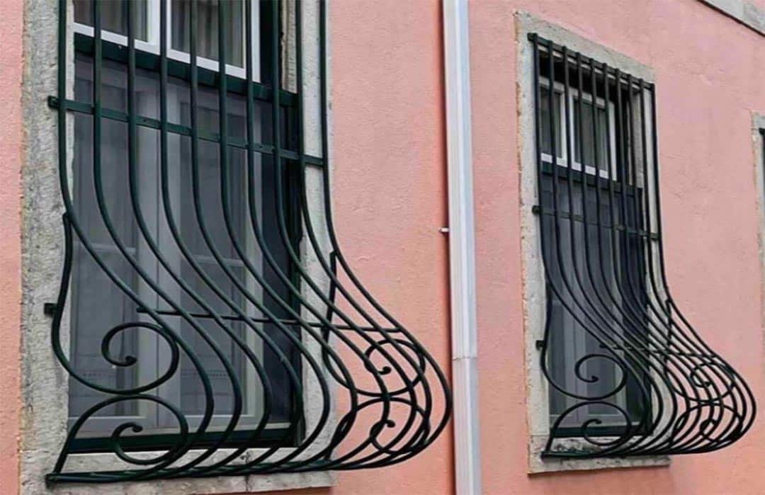 Détail montrant la courbure externe des barreaux de protection