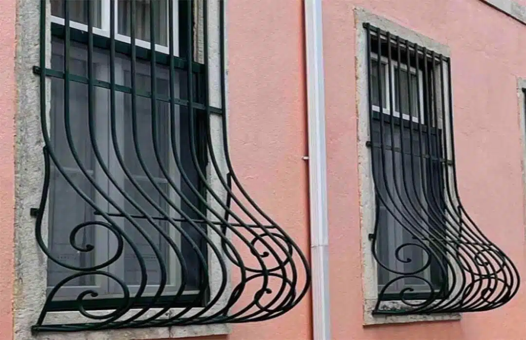 Détail montrant la courbure externe des barreaux de protection