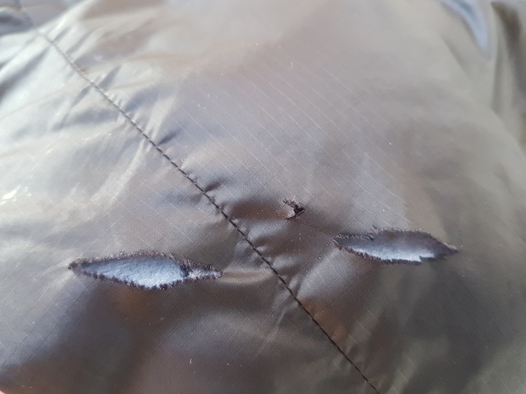Détail d'une déchirure sur une doudoune