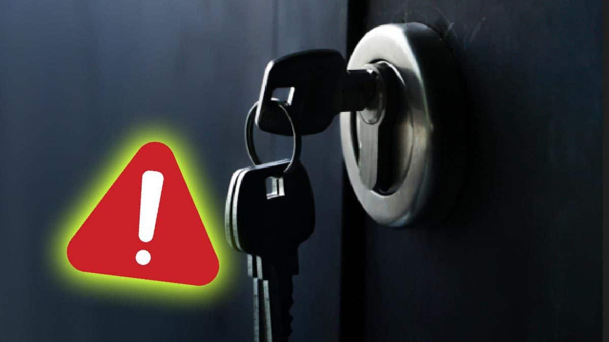 Clé laissée droite dans une serrure de porte d'entrée
