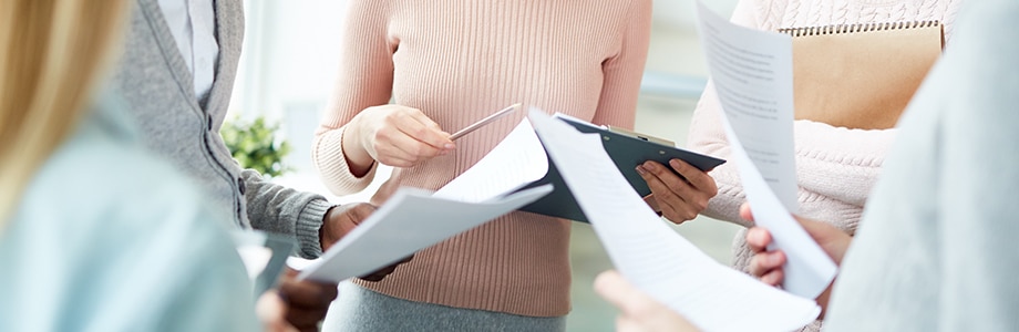 Deux femmes, mère et fille, marchant côte à côte dans un parc, symbolisant la reconstruction
