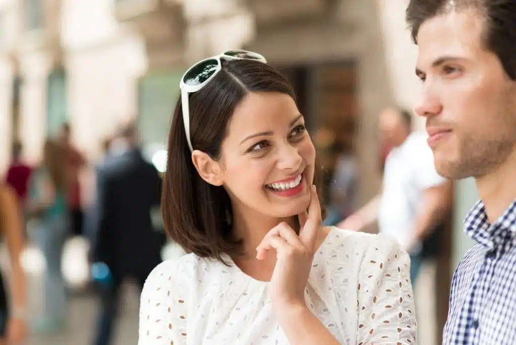 Femme souriante regardant son partenaire parler avec attention