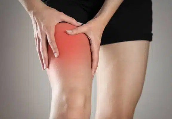 Personne se tenant la jambe