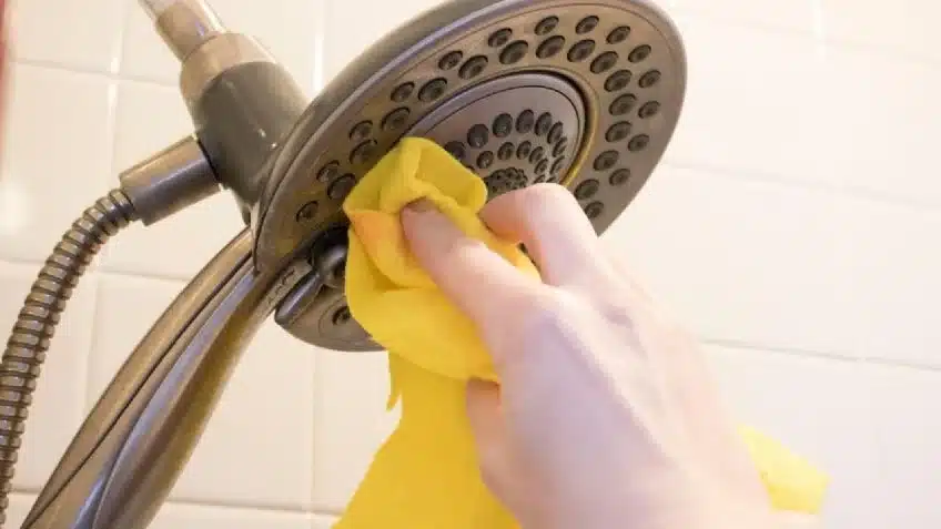 Pommeau de douche détartré au vinaigre blanc