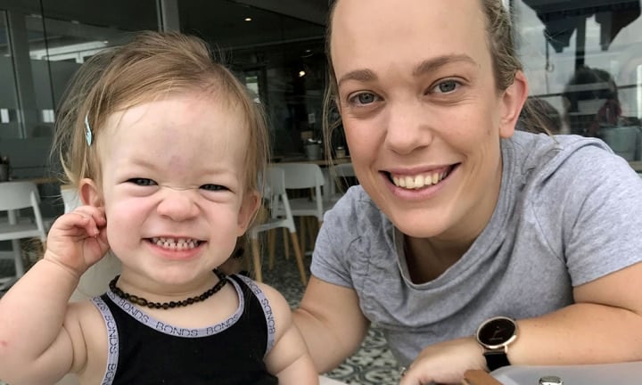 Charli, mère engagée, partage un moment tendre avec ses enfants