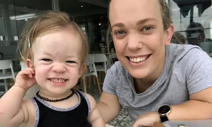 Charli, mère engagée, partage un moment tendre avec ses enfants