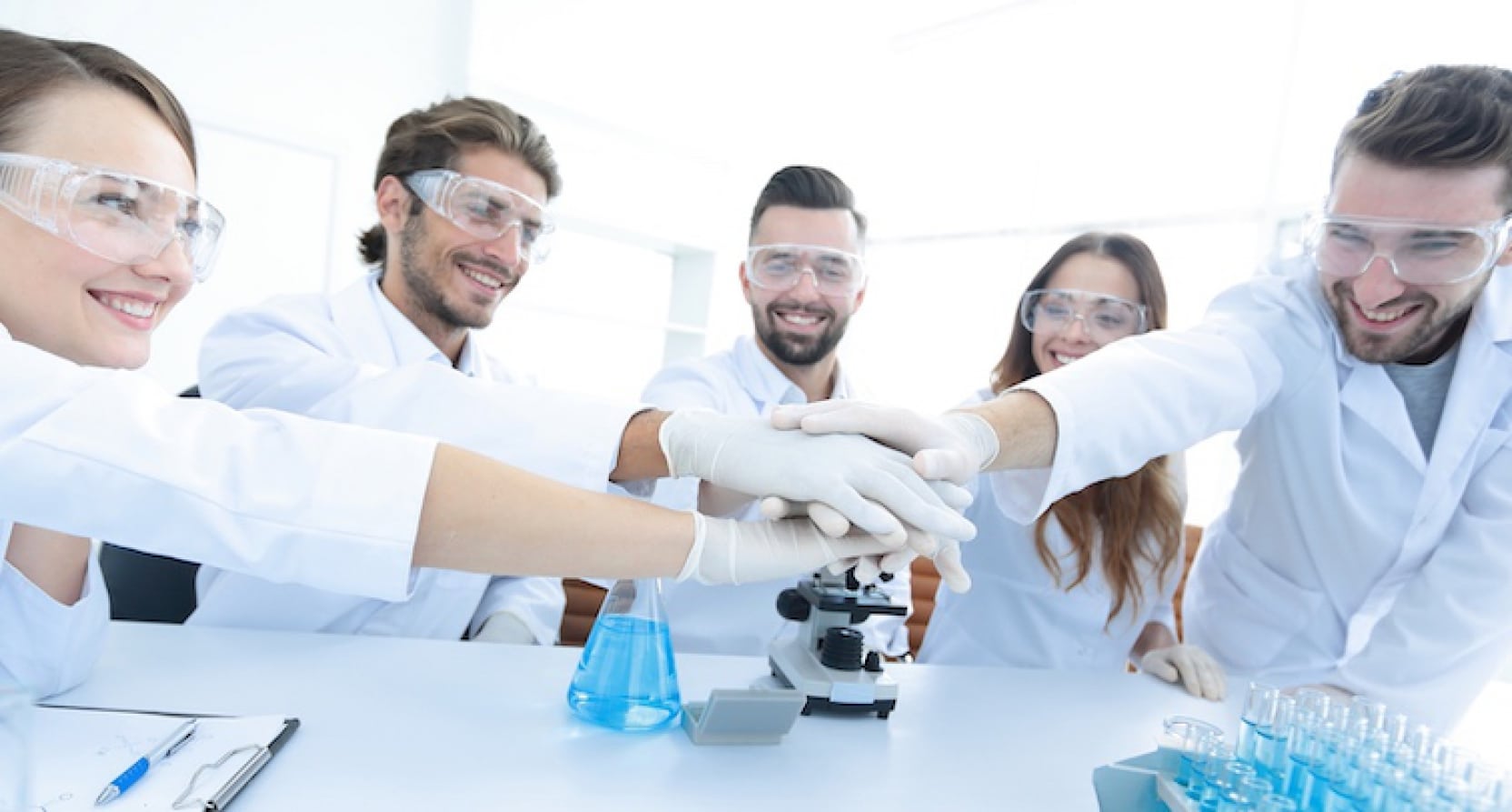 Biologiste observant un échantillon au microscope dans un laboratoire moderne