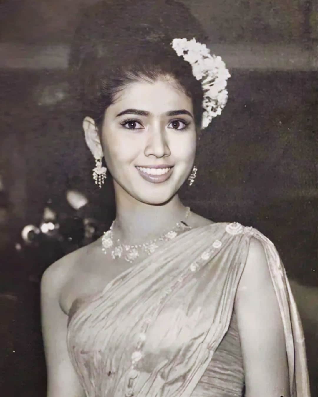 Elle a remporté Miss Univers il y a de nombreuses années et, à 76 ans, elle en paraît toujours 30.