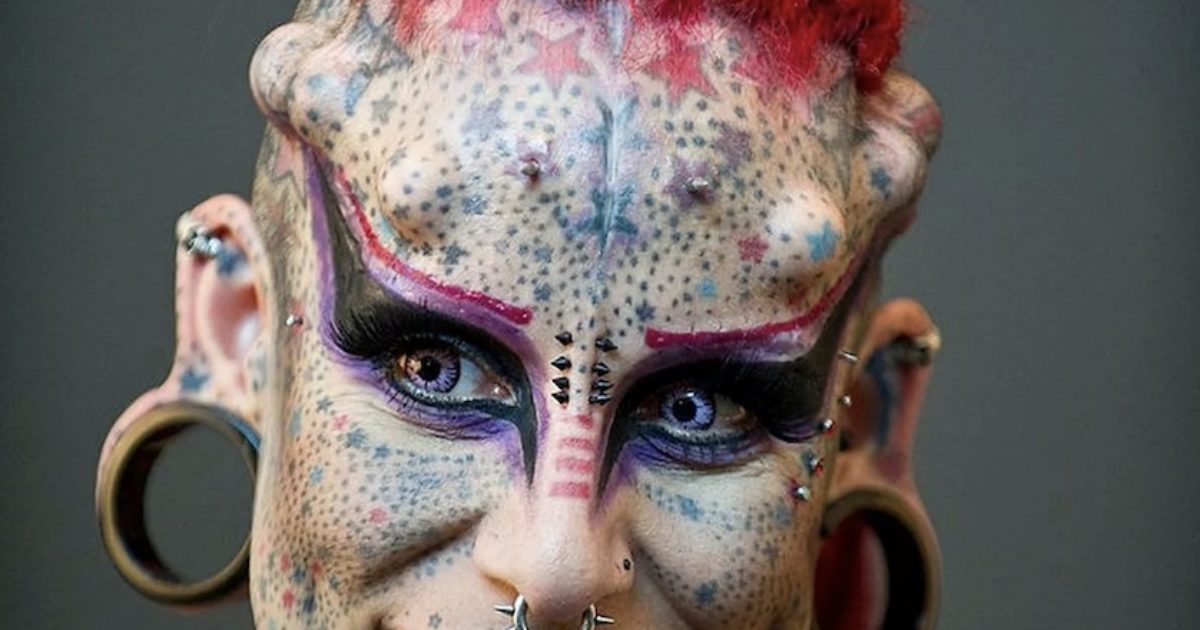 Elle se transforme en "vampire" et se tatoue tout le corps – découvrez son apparence avant.