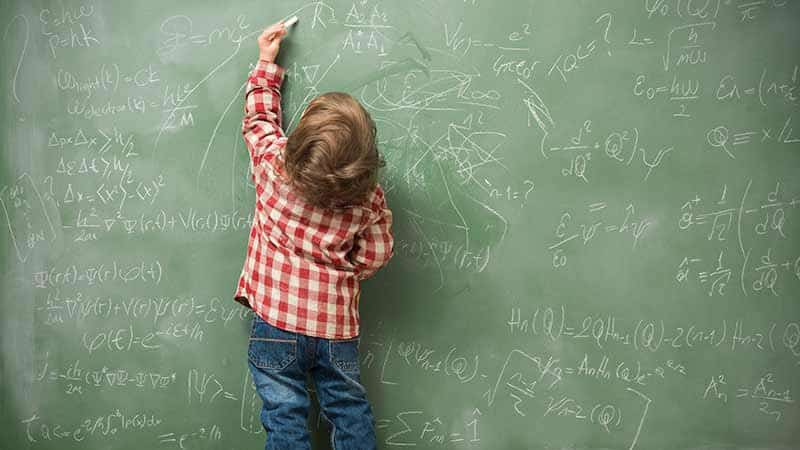 Jeune enfant gaucher concentré sur un jeu de construction