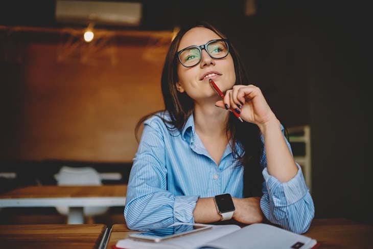 Une femme en pleine réflexion – source : spm