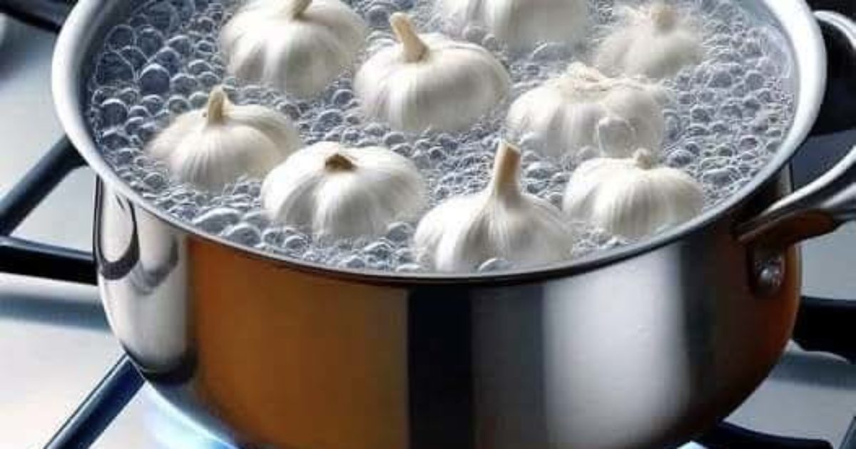 Faites bouillir 5 gousses d'ail dans une casserole pour résoudre un problème courant