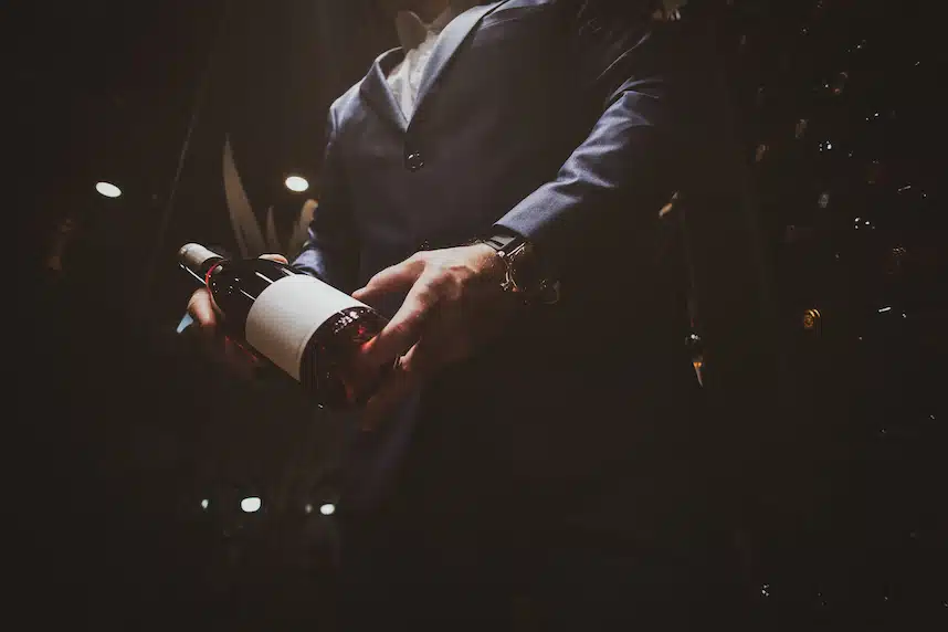 Bouteille de vin refroidissant dans un seau à glace