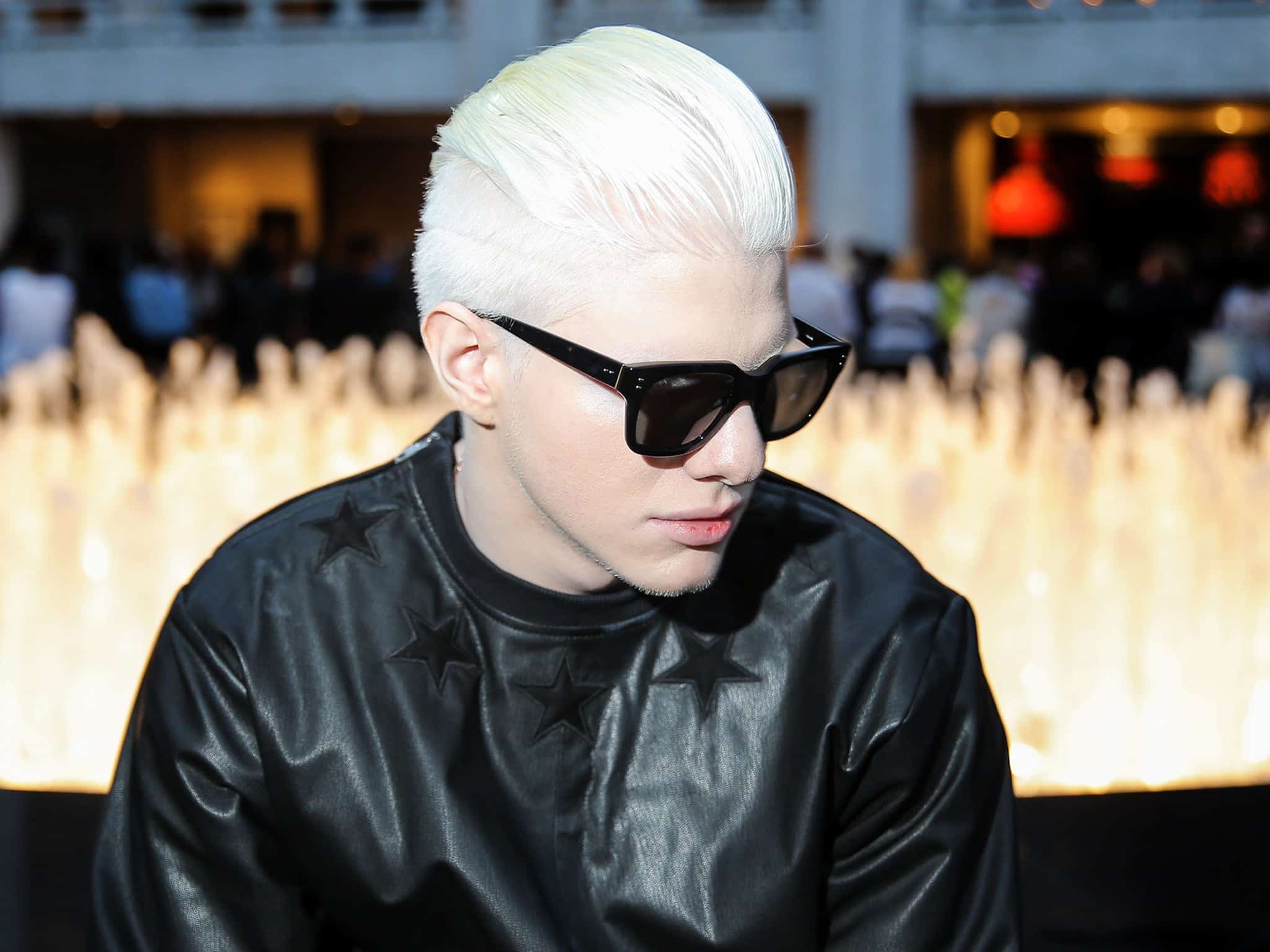 Portrait de Bera Ivanichvili, homme albinos aux traits fins et aux cheveux clairs