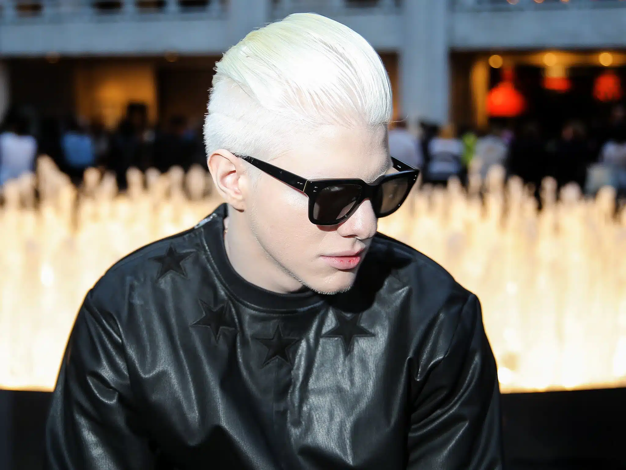 Portrait de Bera Ivanichvili, homme albinos aux traits fins et aux cheveux clairs