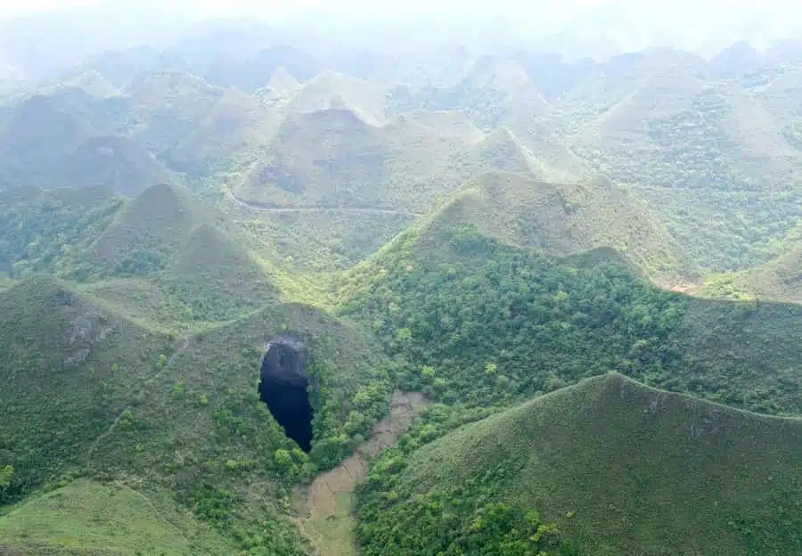 Vue aérienne du gouffre chinois et de sa forêt intacte