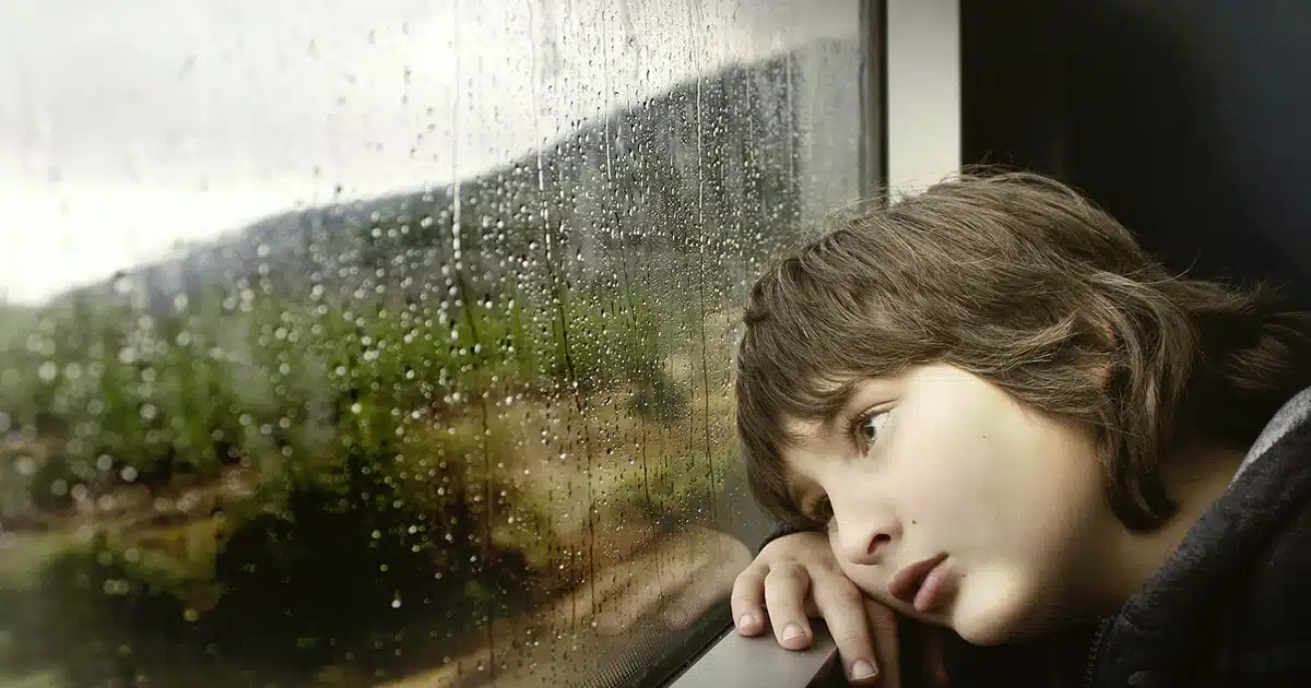Grandir sans amour laisse des marques : ces six caractéristiques en sont souvent le reflet à l’âge adulte