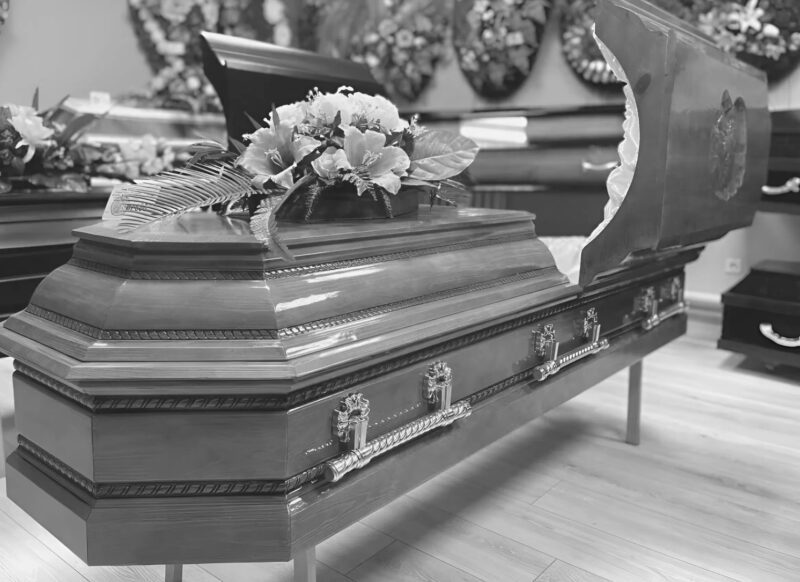 Sculpture ou gravure d'un policier assis avec son chien